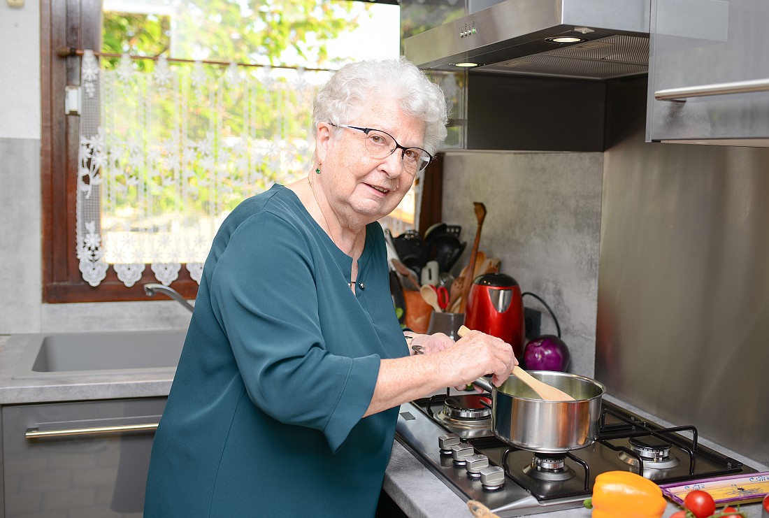Seniorka zavaruje zeleninu.