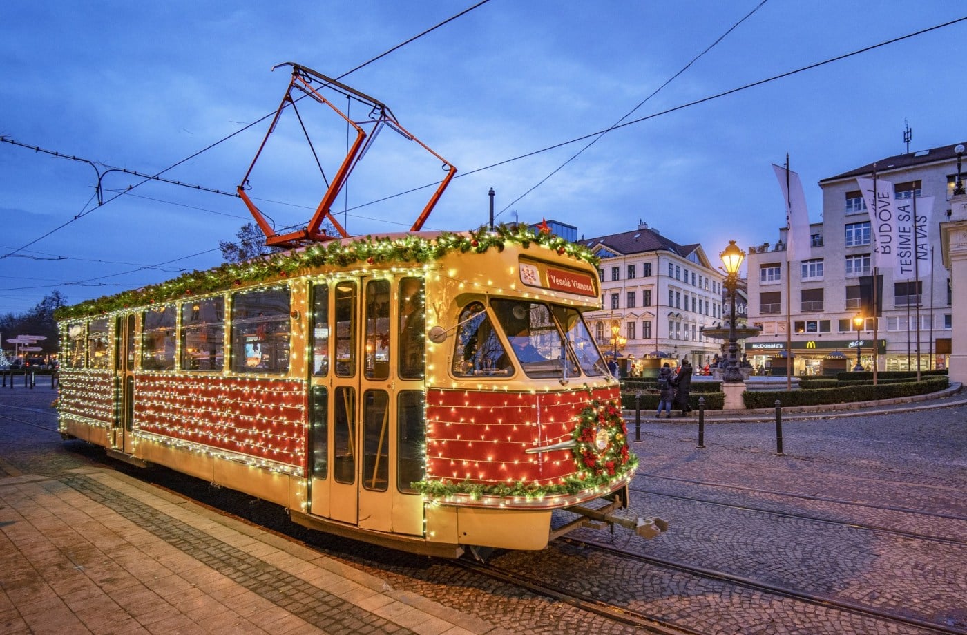 Vánoční tramvaj láká ke svezení.