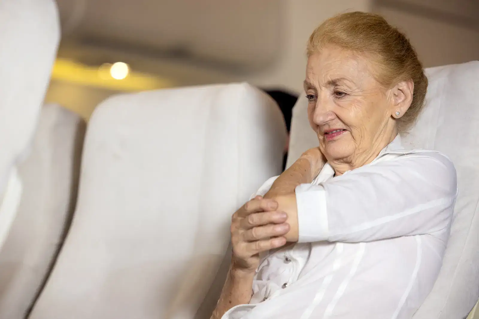 Seniorka cestuje letadlem.