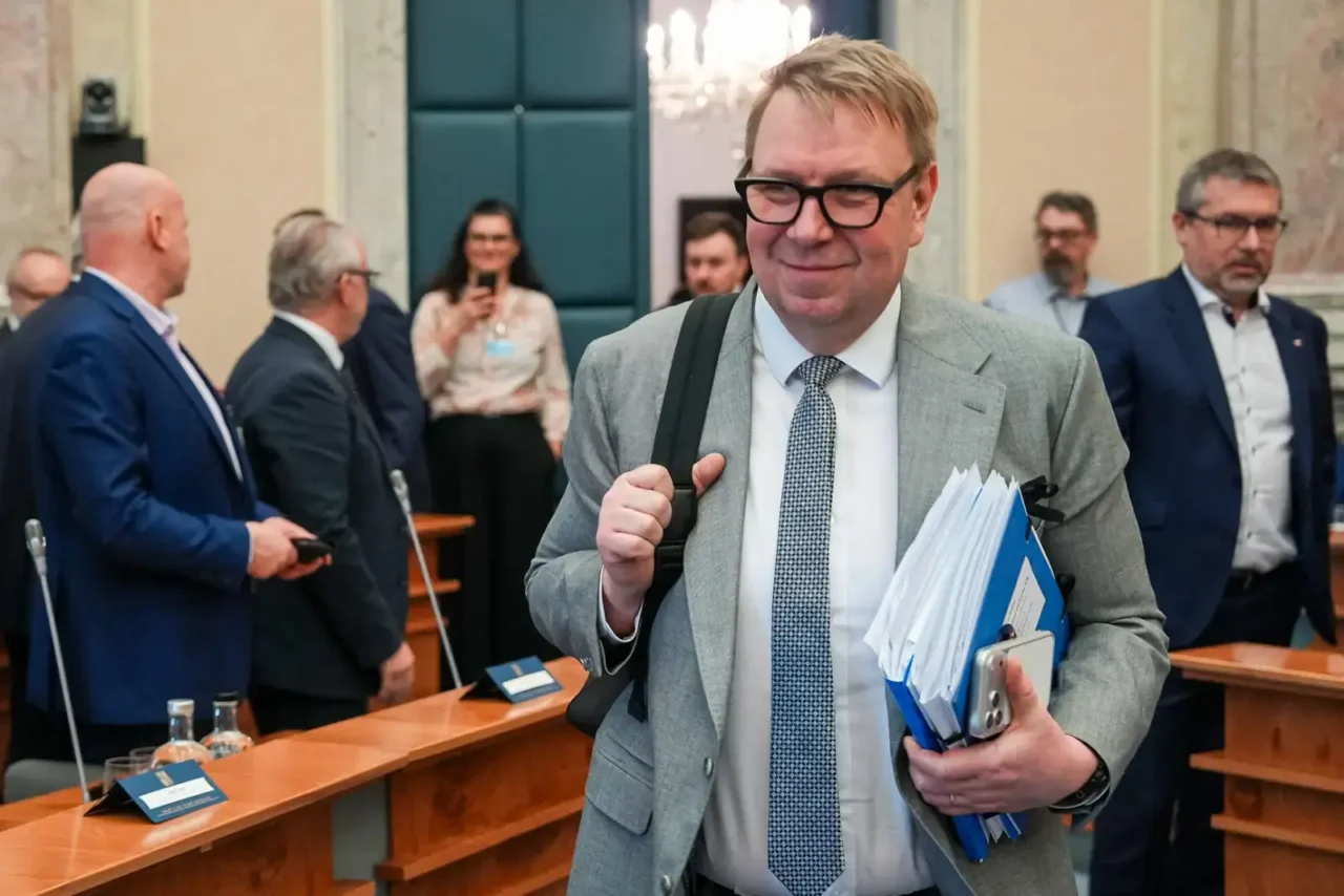 Ministr Aleš Juchelka při jednání vlády.