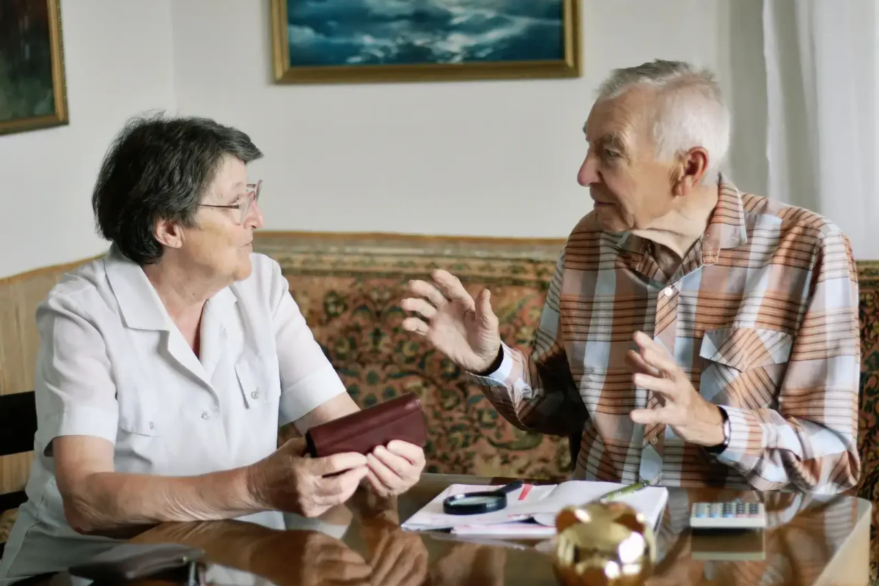 Manželé v důchodu řeší své finance.