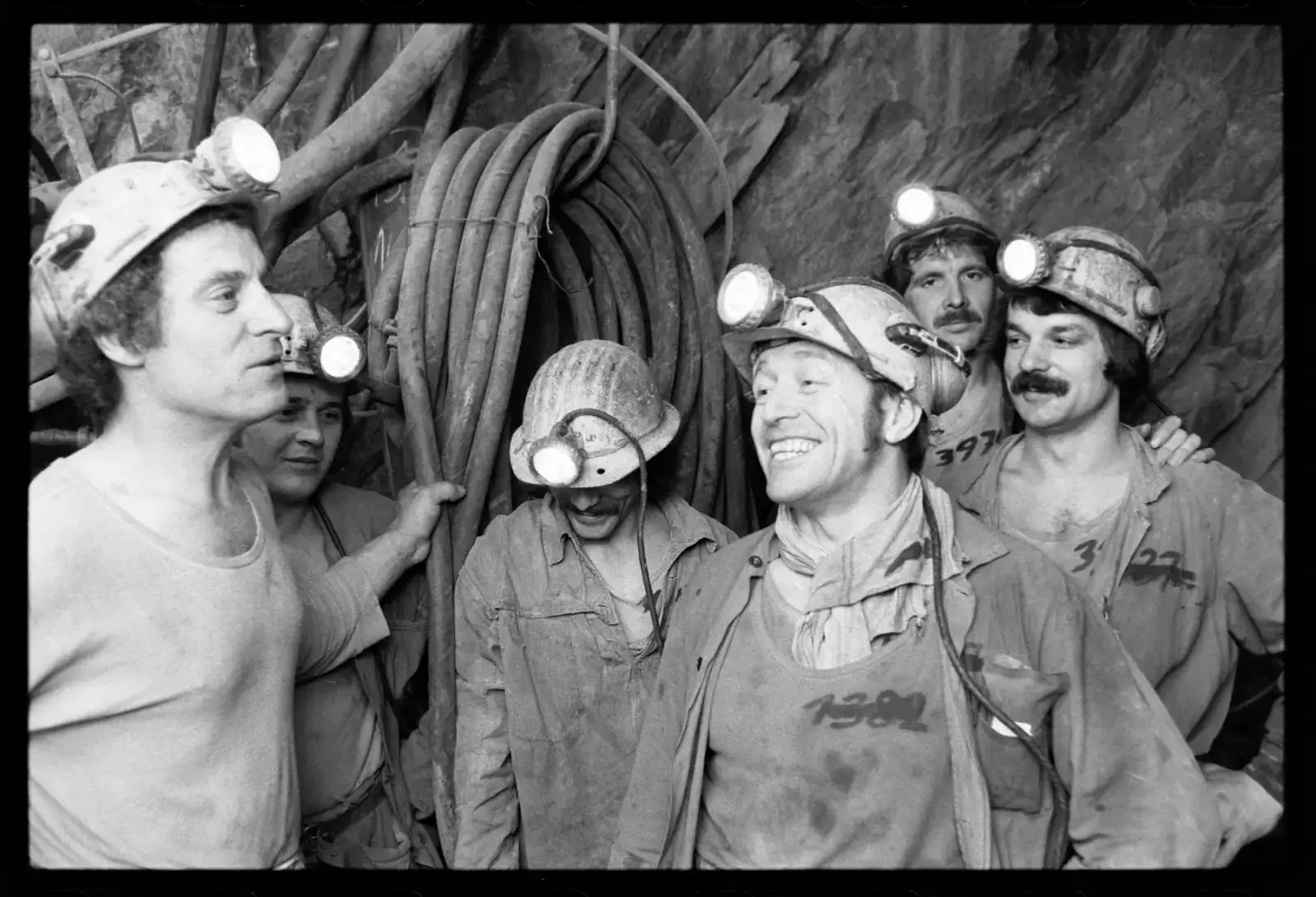 Horníci v uranovém dole Dolní Rožínka (rok 1981).