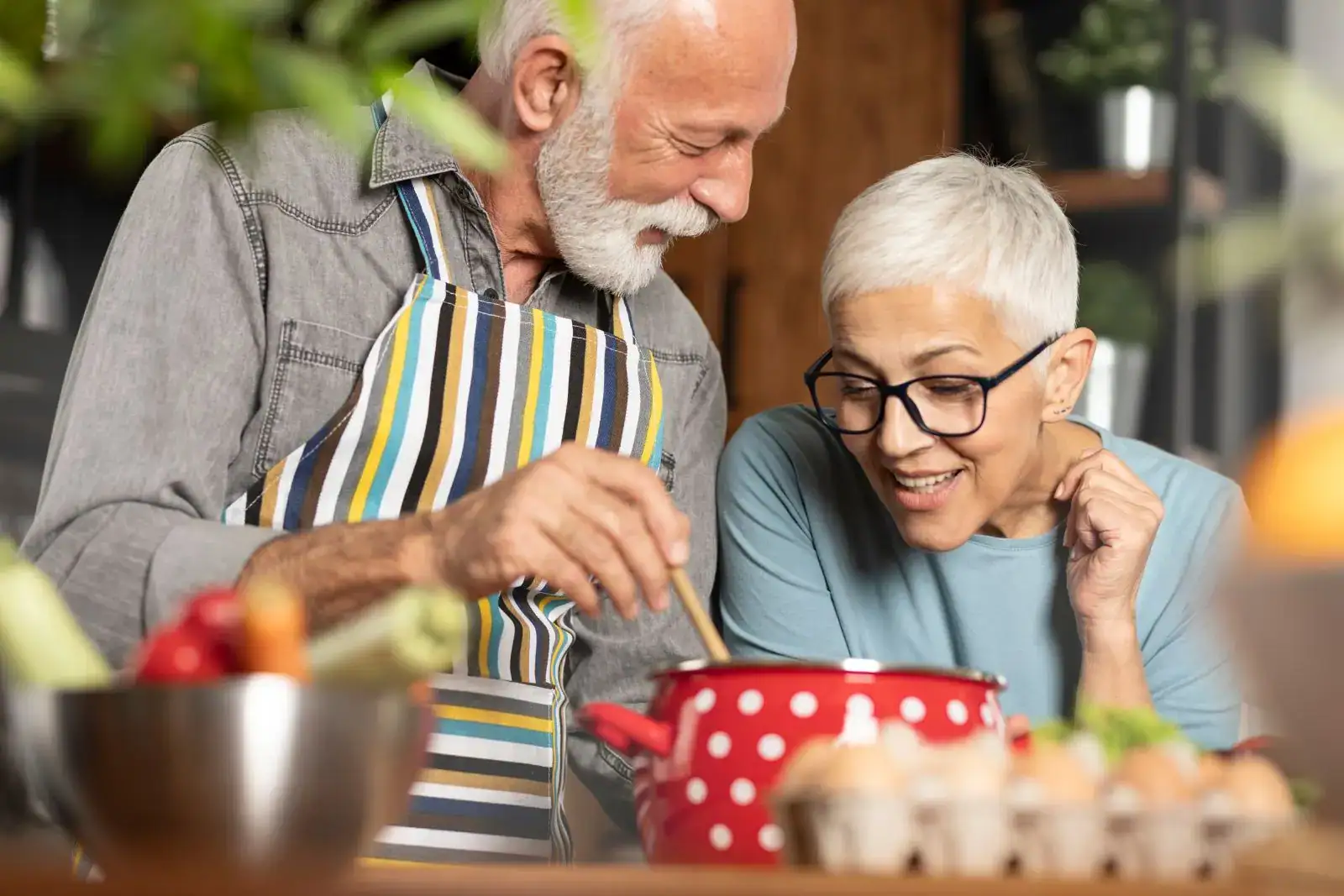 Manželé v důchodu společně vaří.