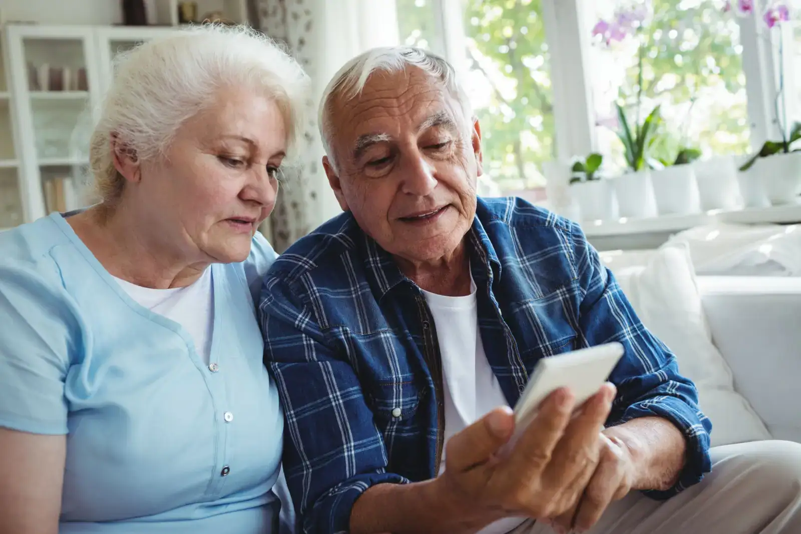 Chytrou žárovku můžete jednoduše ovládat přes telefon.