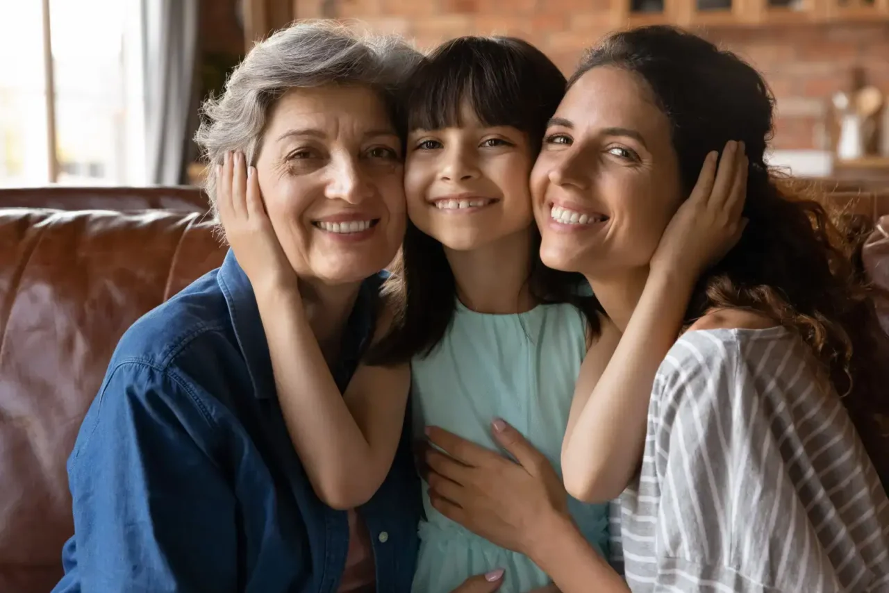 Důchodkyně se svou dcerou a vnučkou.