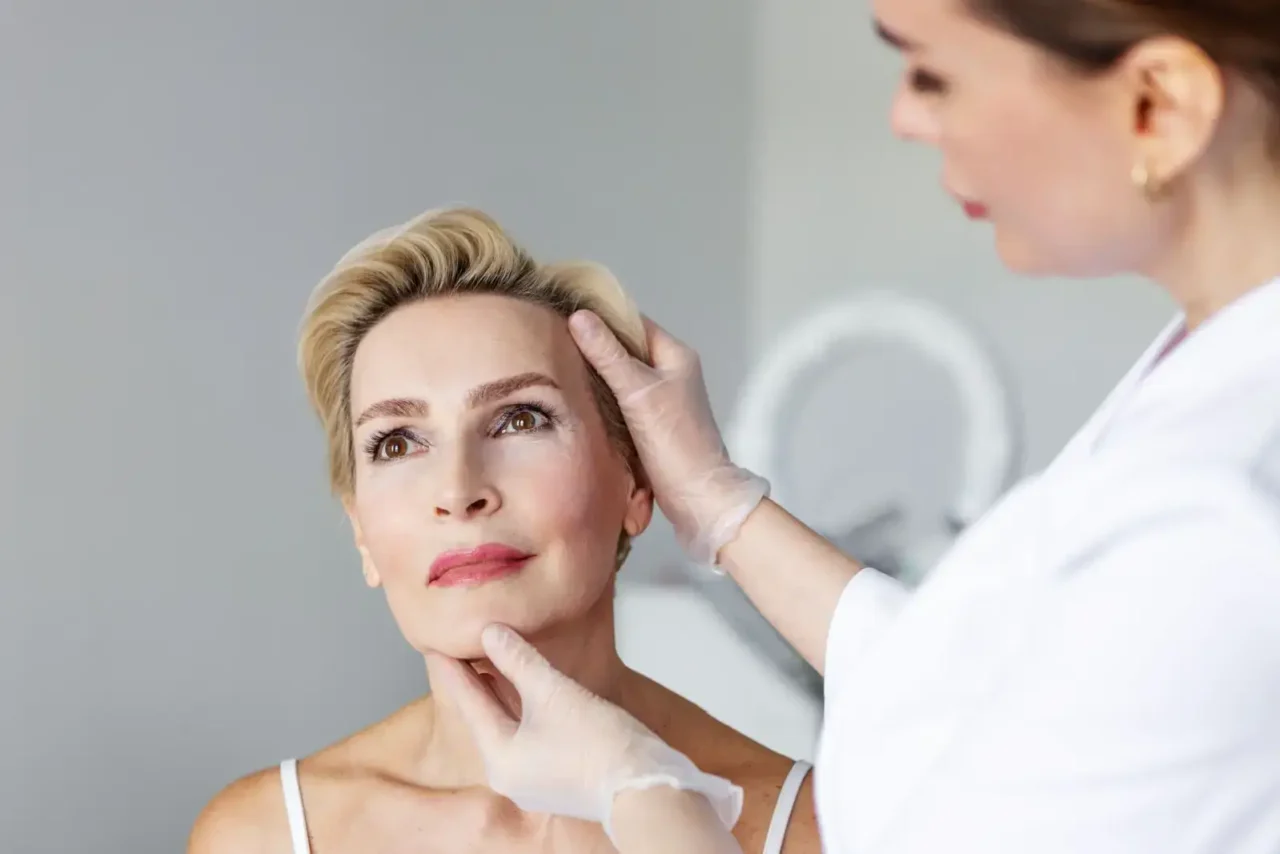 Žena při konzultaci na estetické klinice.