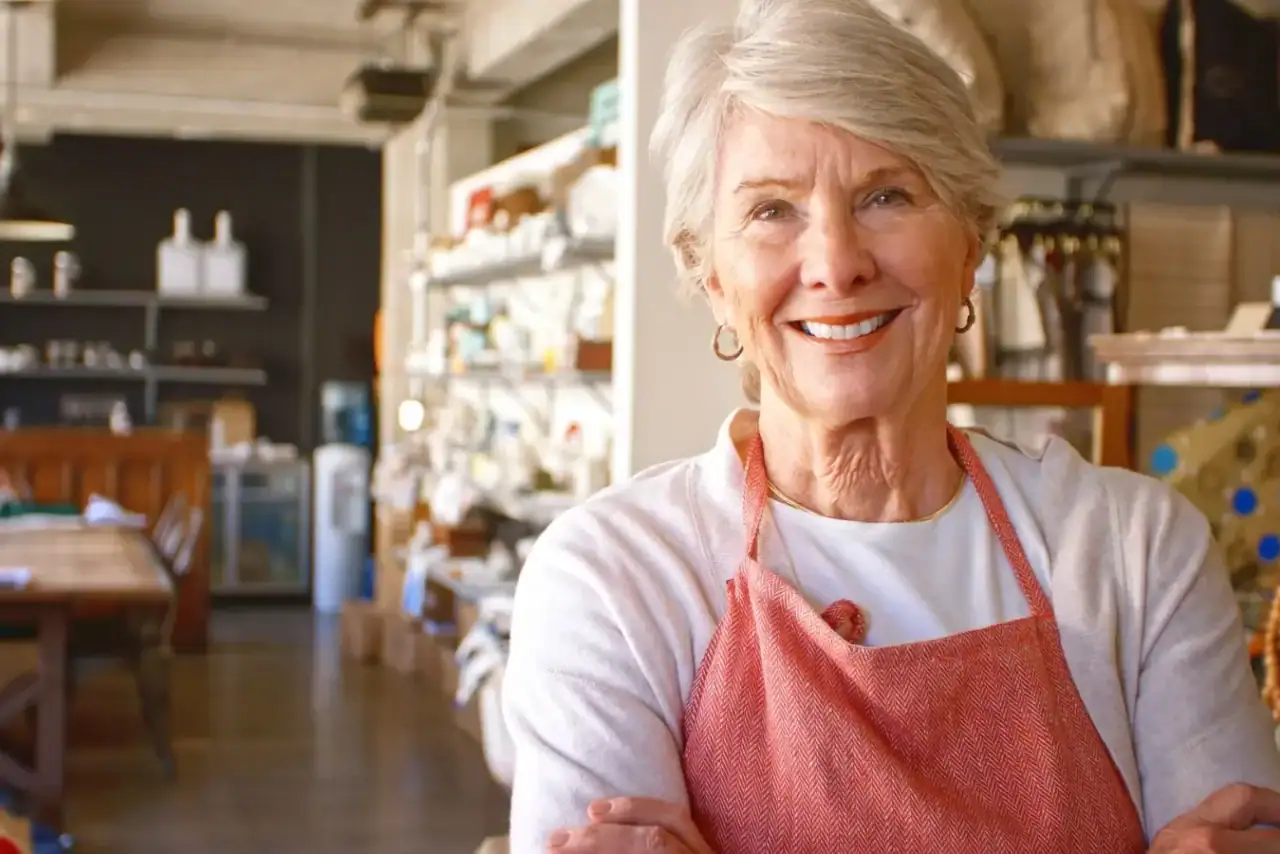 Žena před důchodem pracuje na zkrácený úvazek.