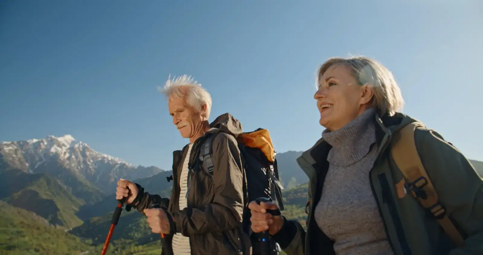 Starší manželé na horské túře