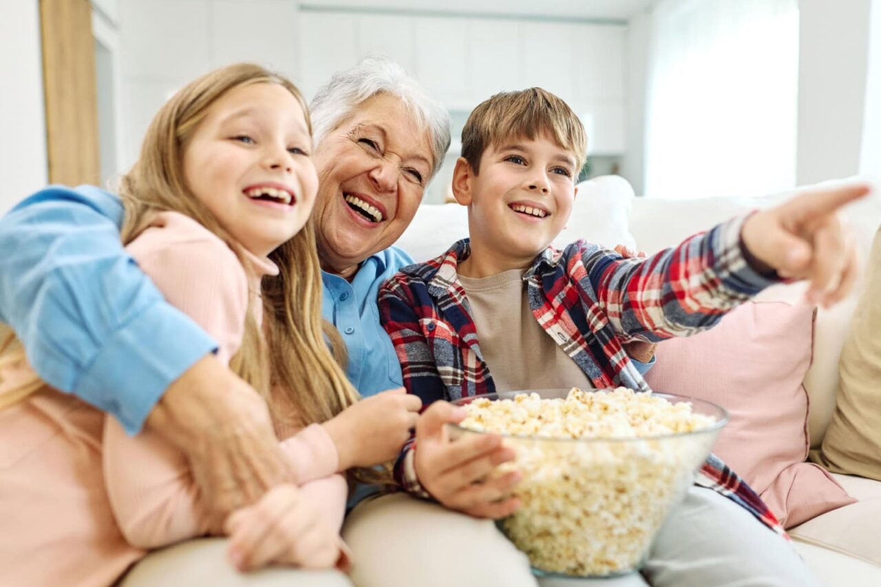 Babička ve společnosti svých vnoučat.