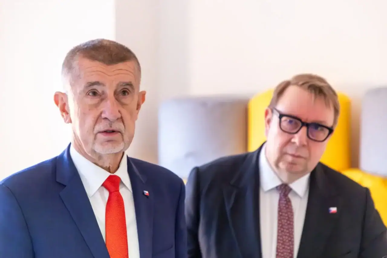 Premiér Andrej Babiš s ministrem Alešem Juchelkou.