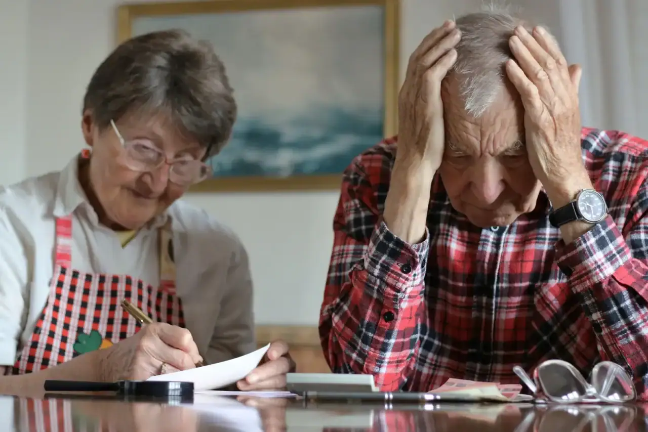 Starší manželé řeší svůj důchod.