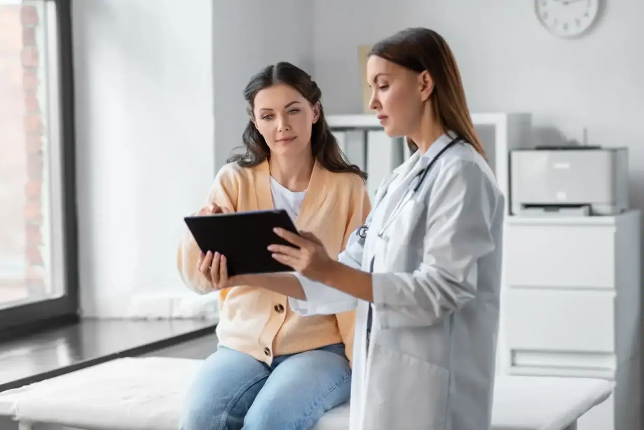 Žena při lékařské konzultaci, která souvisí s posouzením invalidity.