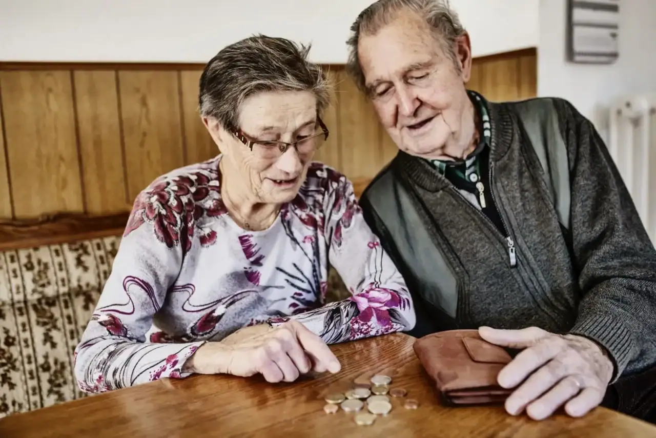 Manželé v důchodu počítají peníze.