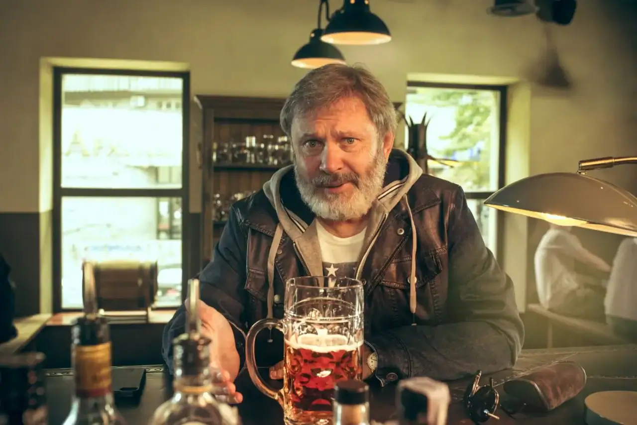 Muž v hospodě řeší důchody.