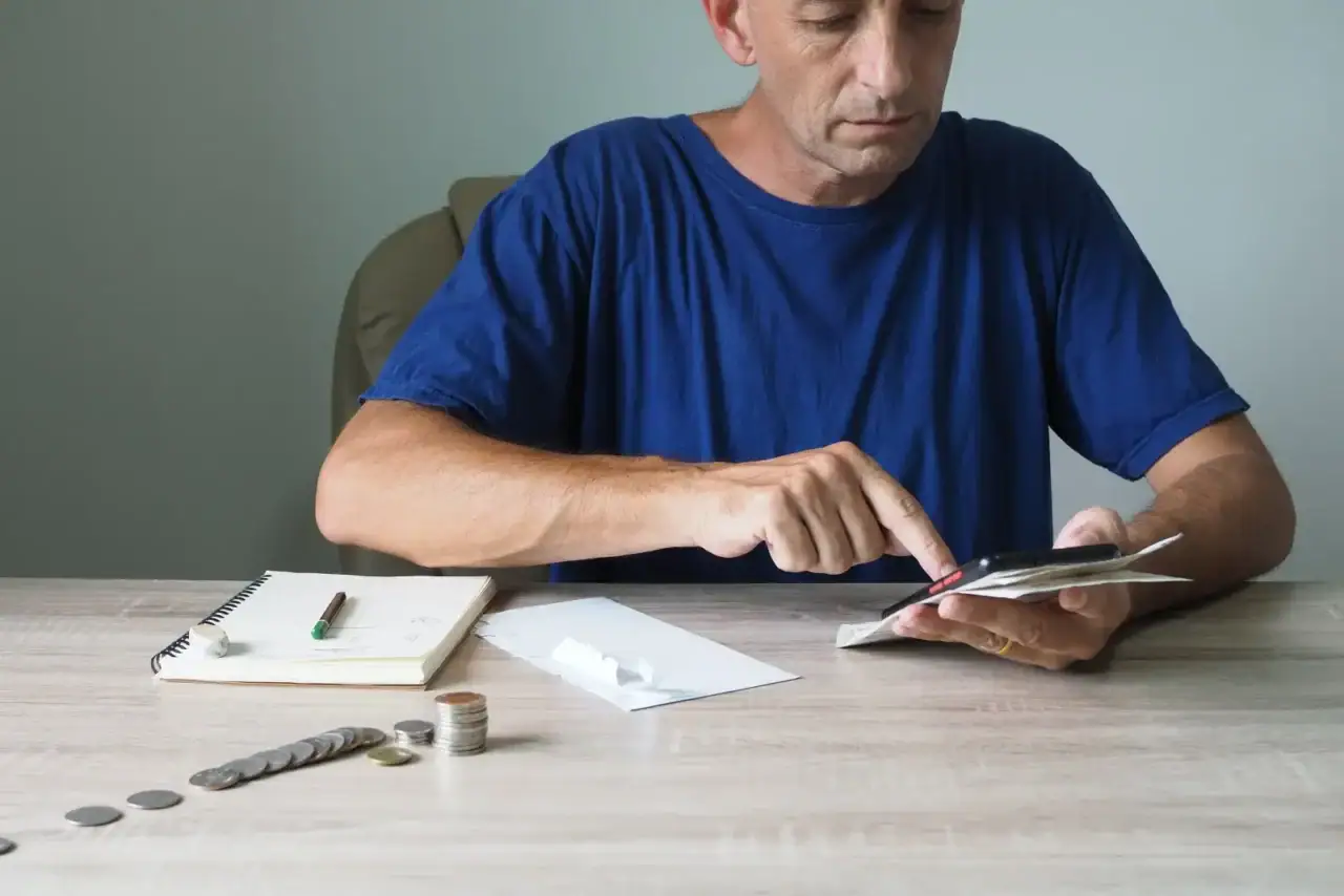 Muž počítá invalidní důchod