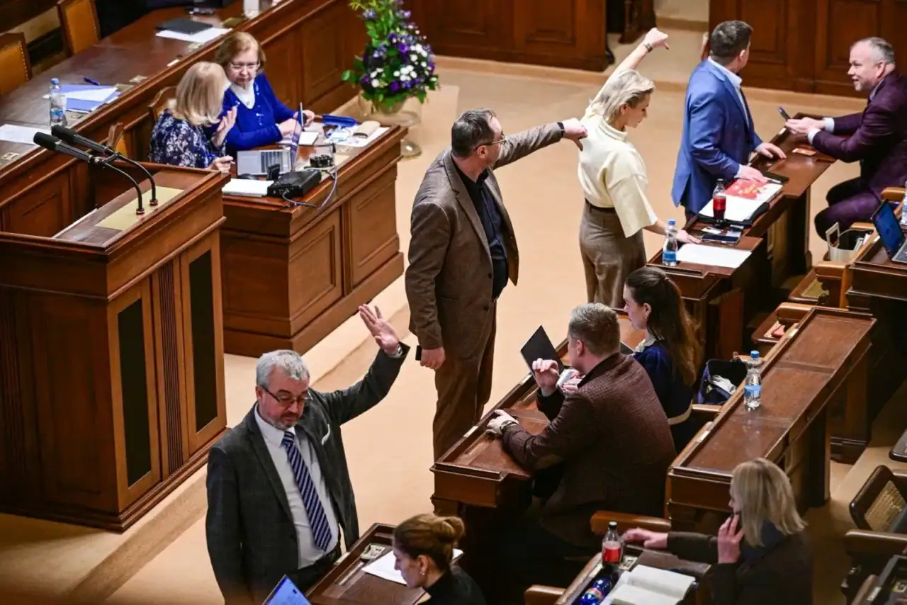 Poslanci při jednání.