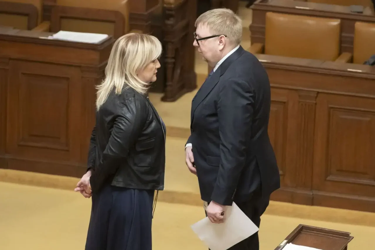 Alena Schillerová a Aleš Juchelka v Poslanecké sněmovně.