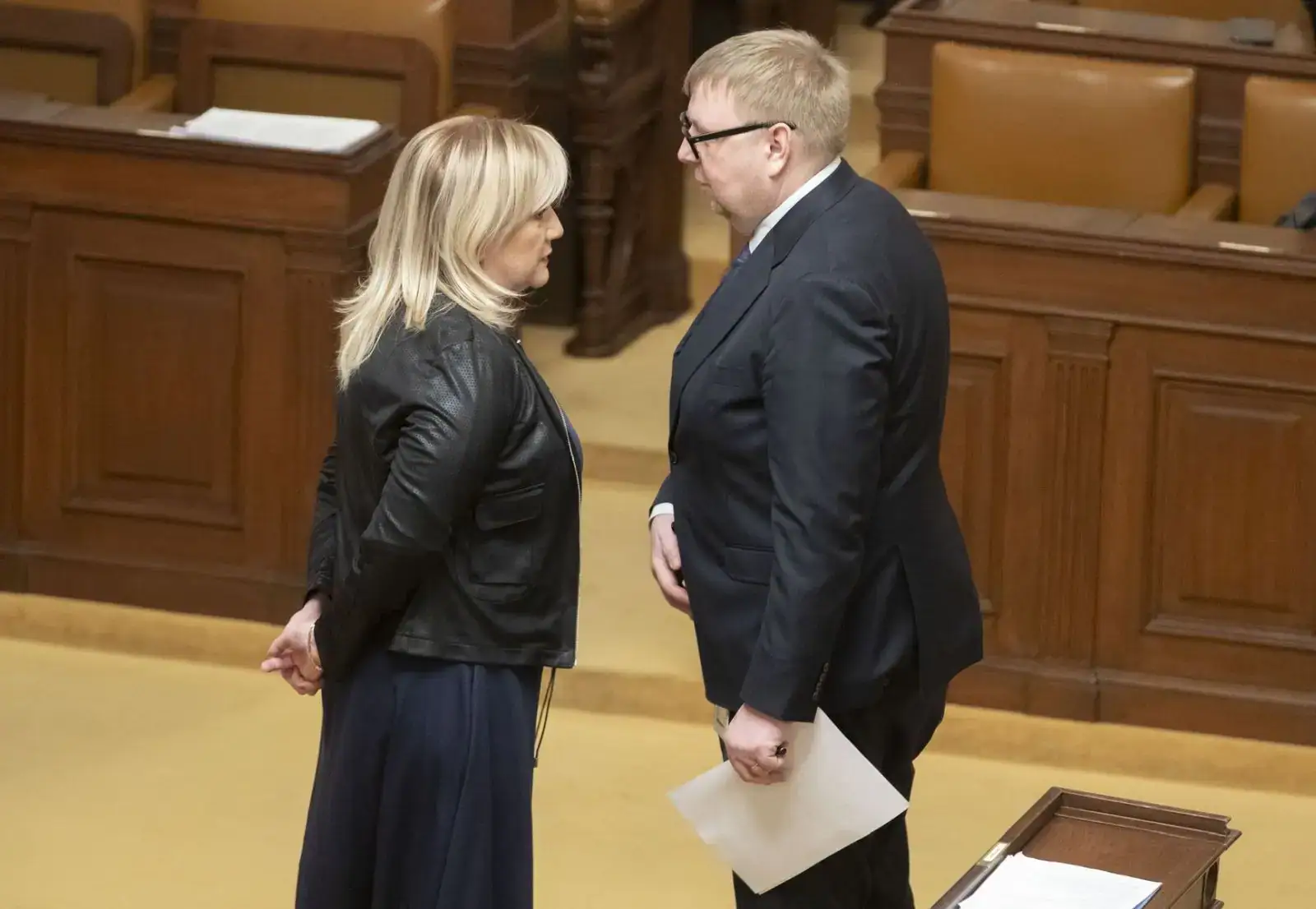 Alena Schillerová a Aleš Juchelka v Poslanecké sněmovně.