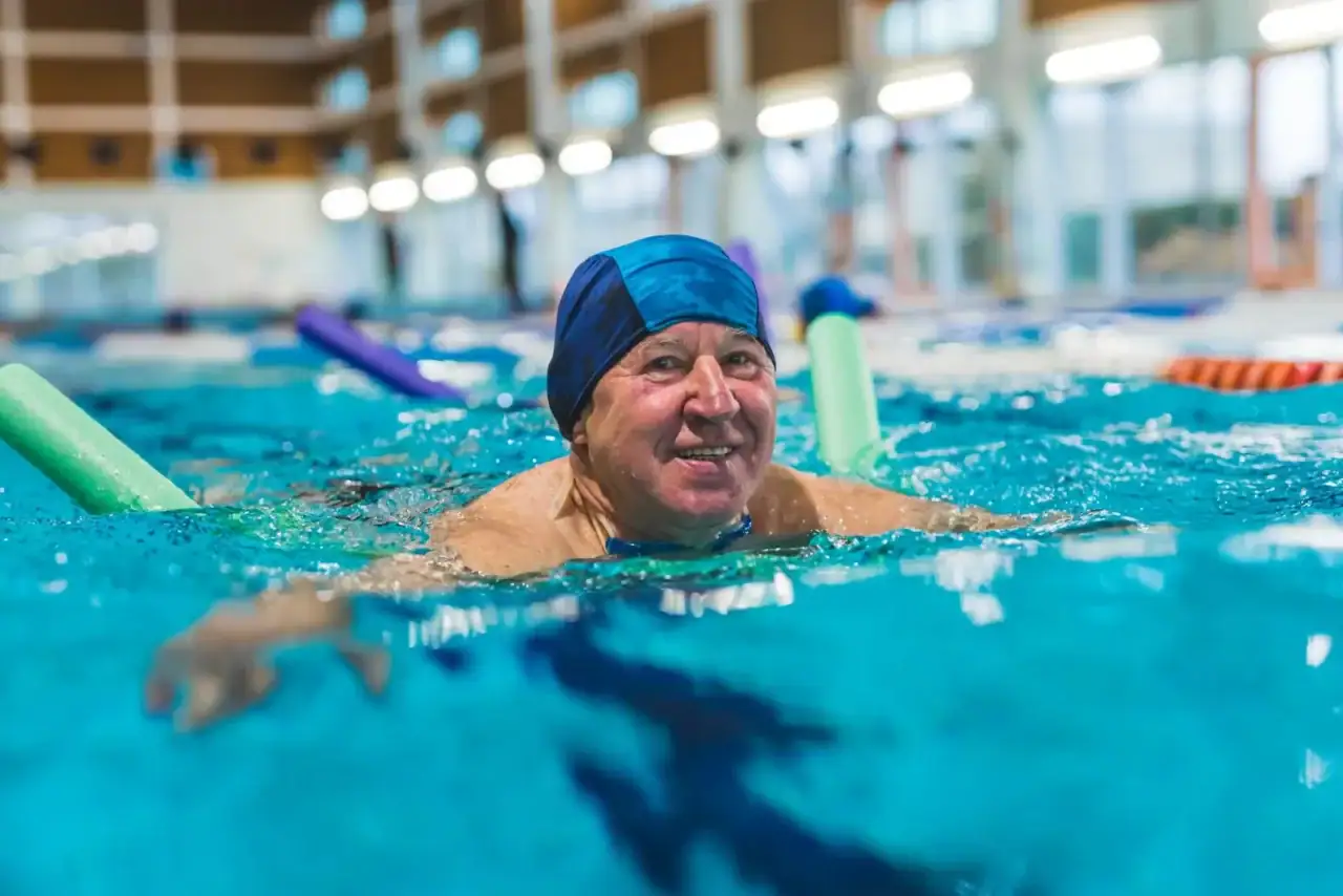 Senior rád plave v bazénu.