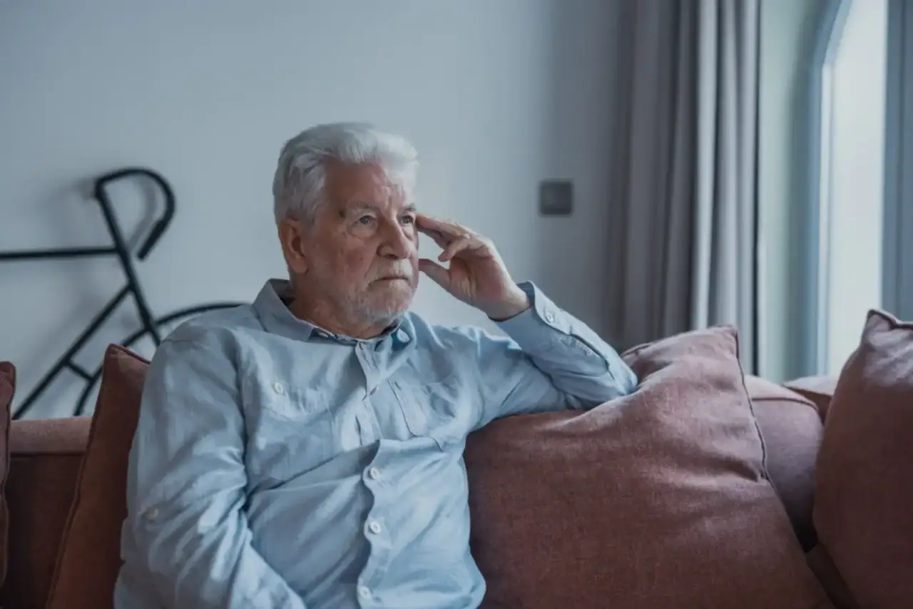 Senior sedí doma a přemýšlí o penězích.