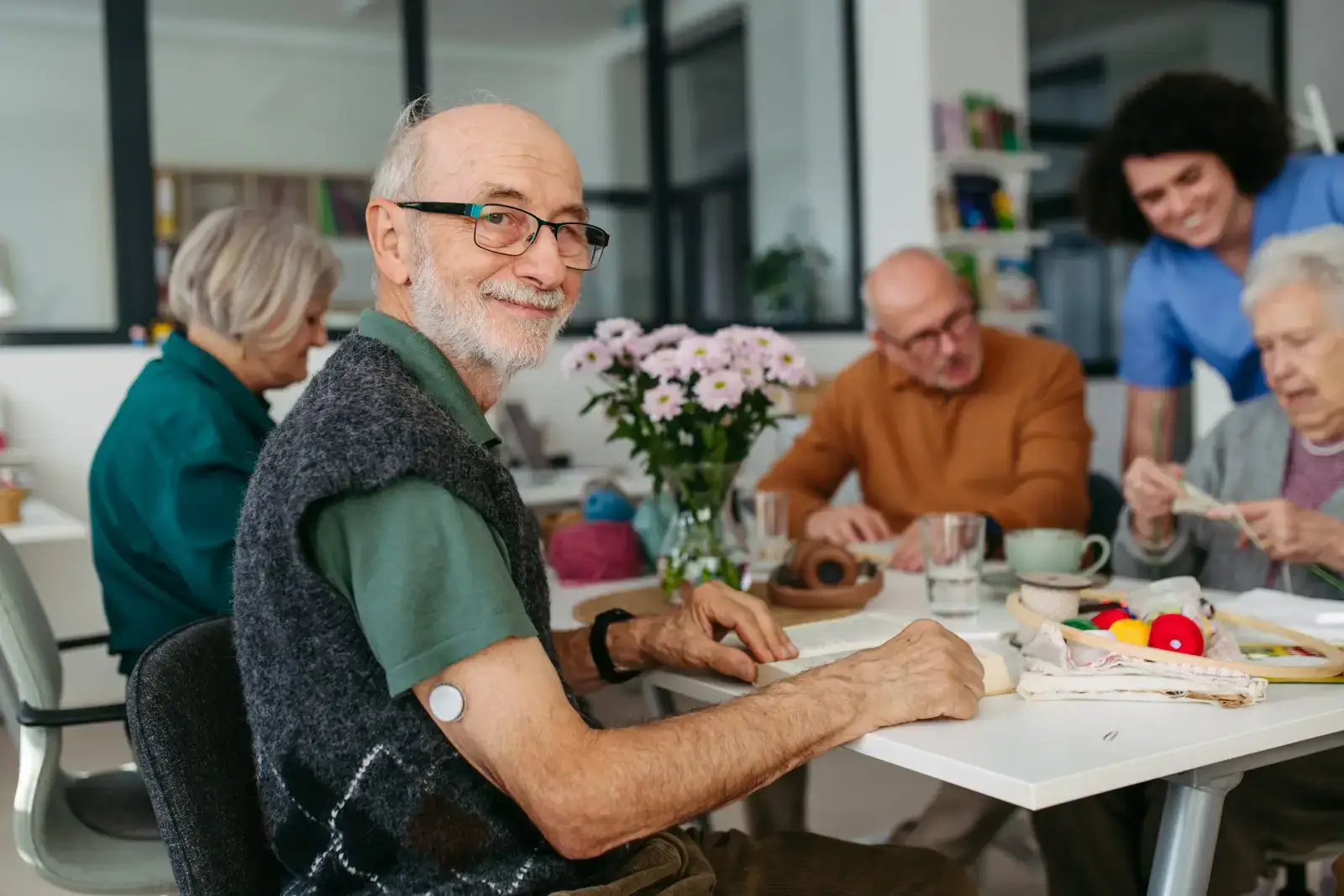 Skupina seniorů v domově důchodců.