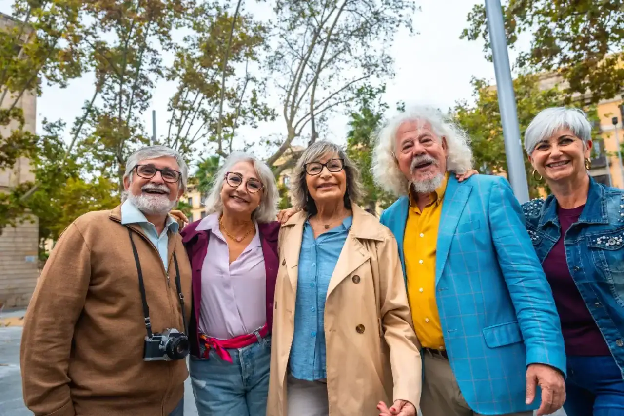 Skupina důchodců na výletě.