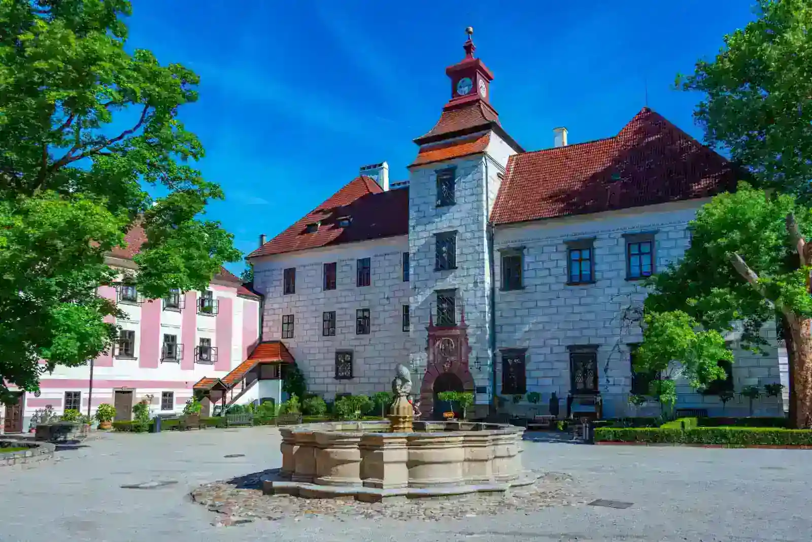 Třeboňská slatina zajišťuje hloubkové prohřátí.