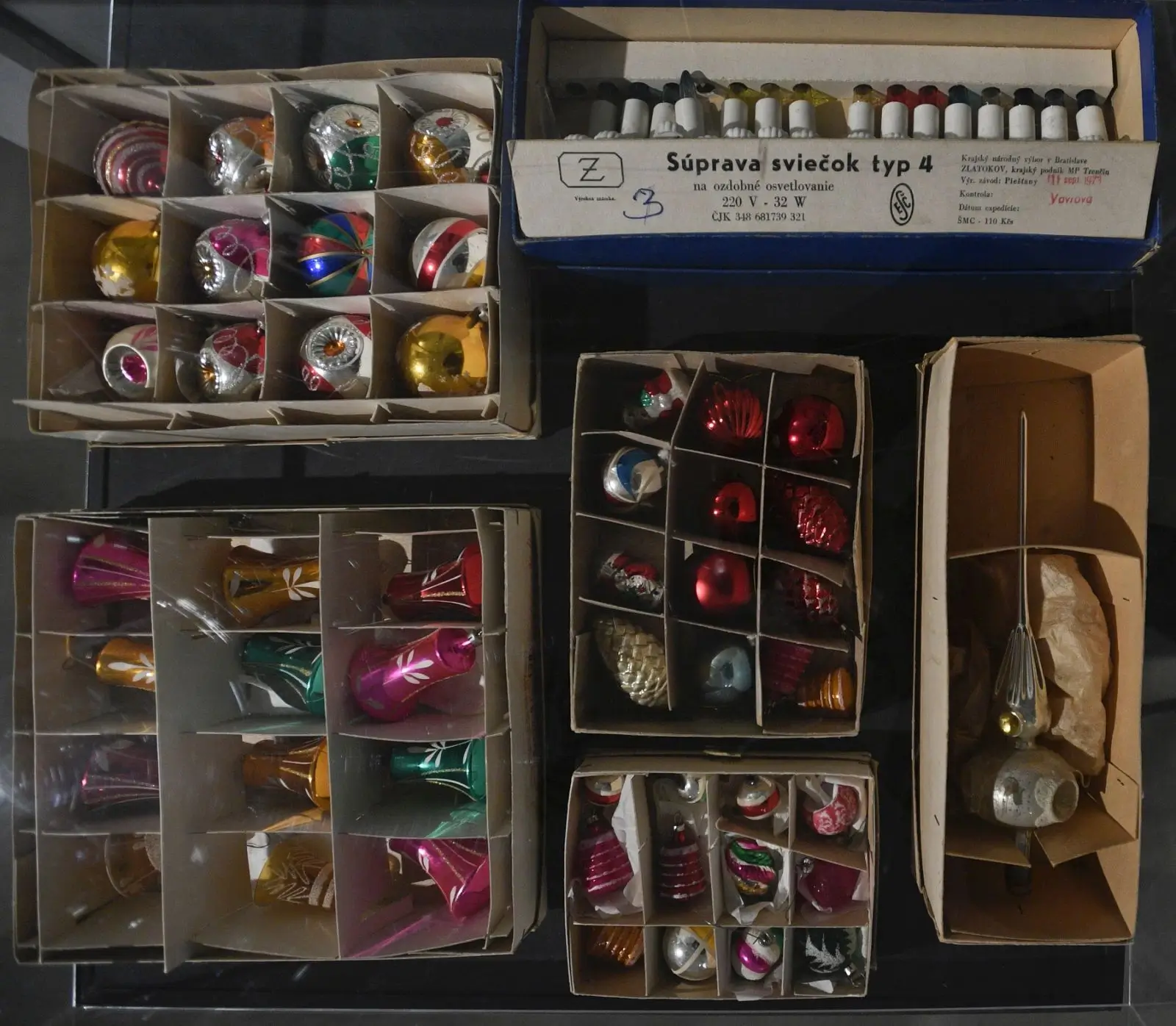 Retro vánoční ozdoby zná skoro každý.