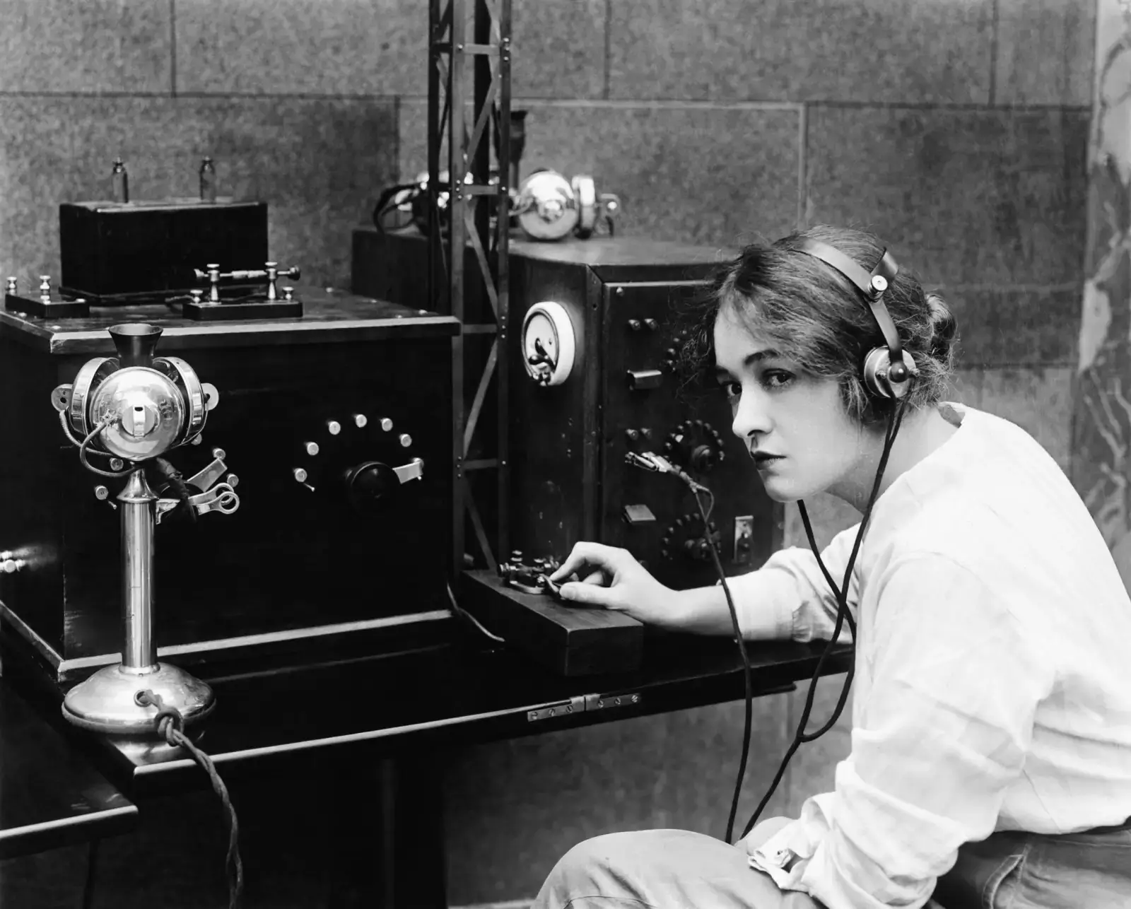 Žena odesílá telegram.