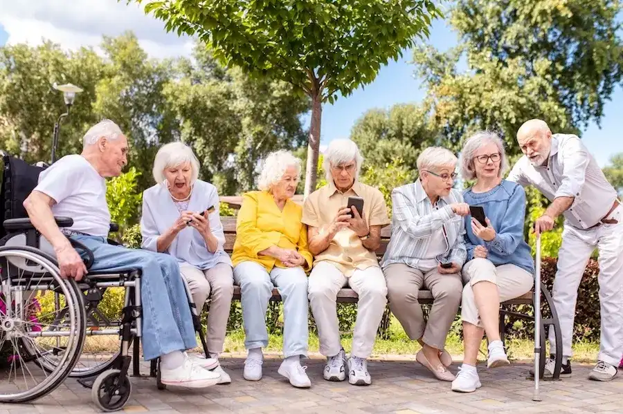 Skupina seniorů tráví čas venku.