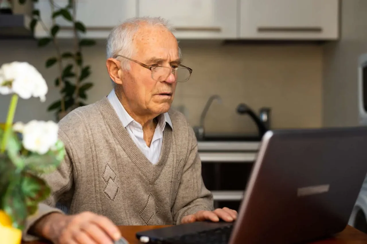 Senior si hledá informace k důchodové reformě.