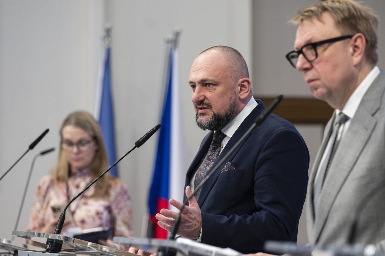 Prezident Unie zaměstnavatelských svazů ČR Jiří Horecký a ministr práce a sociálních věcí Aleš Juchelka (v popředí) na tiskové konferenci po na zasedání tripartity.