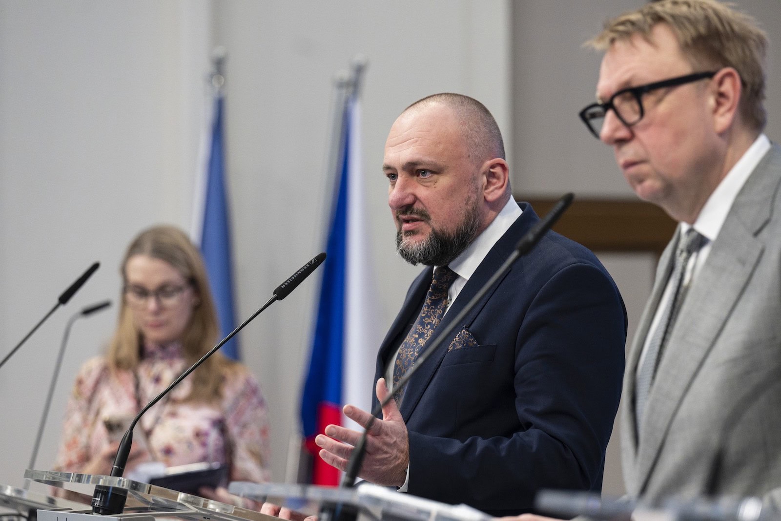 Prezident Unie zaměstnavatelských svazů ČR Jiří Horecký a ministr práce a sociálních věcí Aleš Juchelka (v popředí) na tiskové konferenci po na zasedání tripartity.