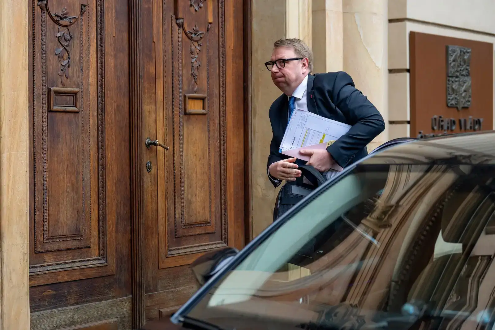 Ministr práce a sociálních věcí Aleš Juchelka přichází na jednání tripartity.