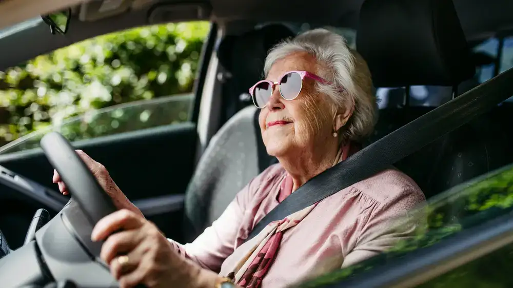 Poslední jízda seniorky, pak auto daruje dceři.