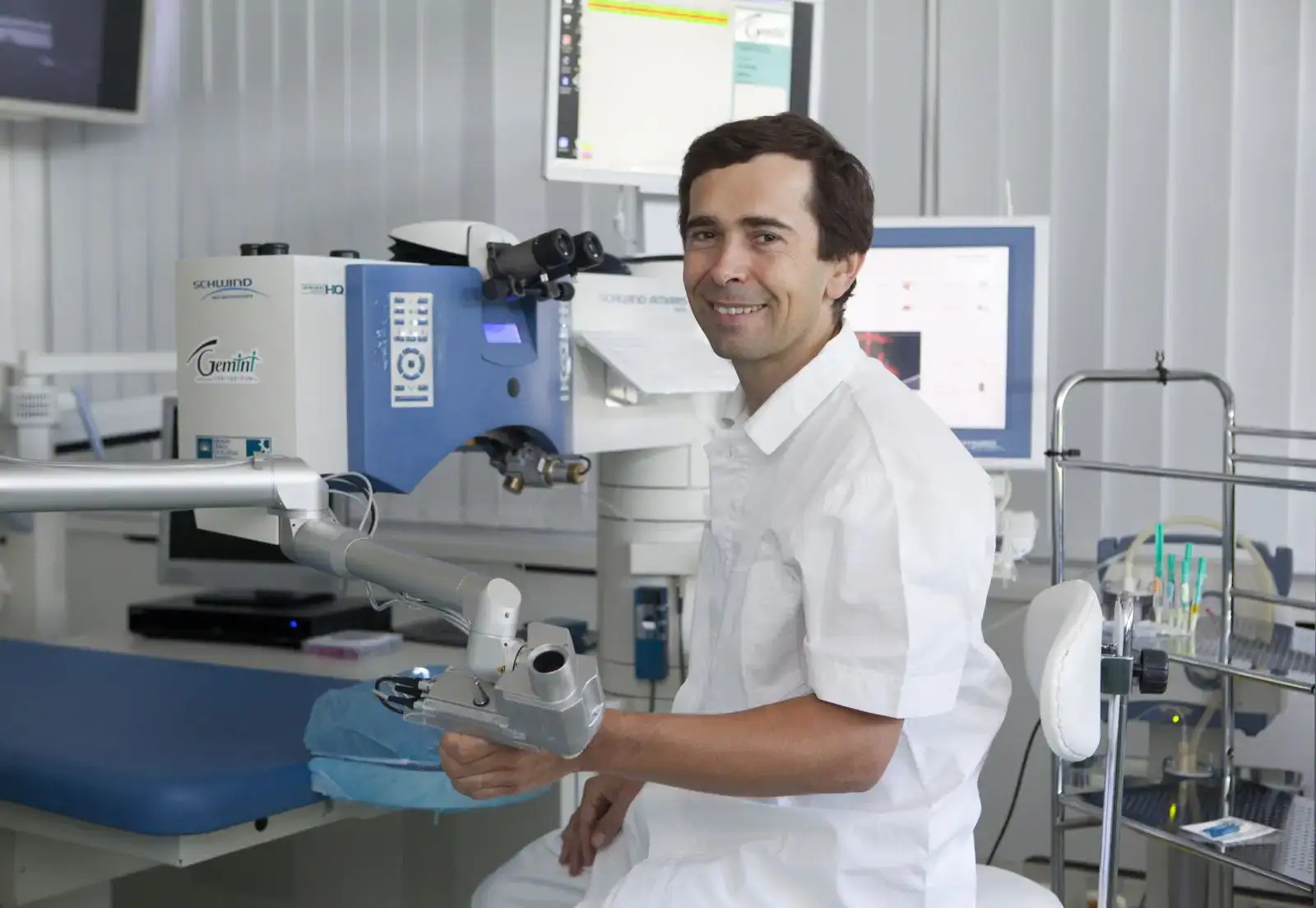 Oční lékař prim. MUDr. PAVEL STODŮLKA, Ph.D., FEBOS-CR