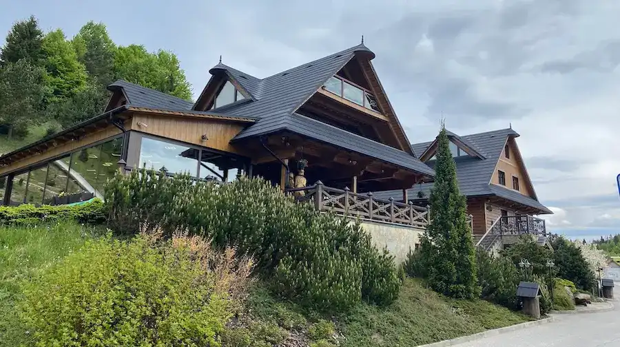 Salaš Syrex v Zázrivé spojuje restauraci, ubytování, prodejnu a výrobu sýrových specialit.