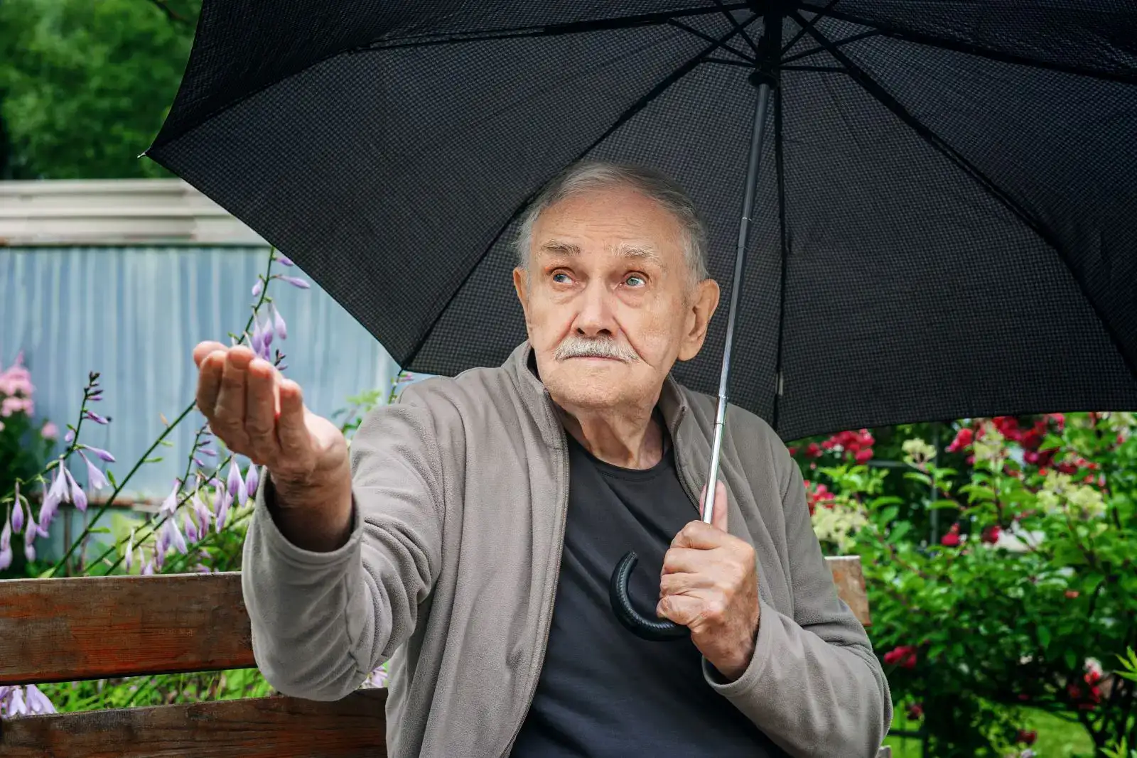 Senior byl venku zaskočen deštěm.
