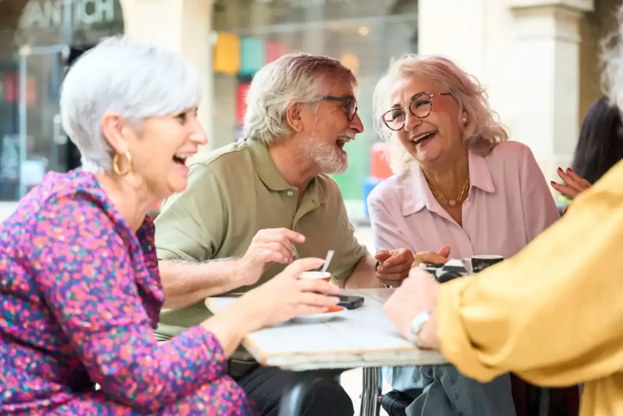 Skupina seniorů při společném posezení a vzpomínání.