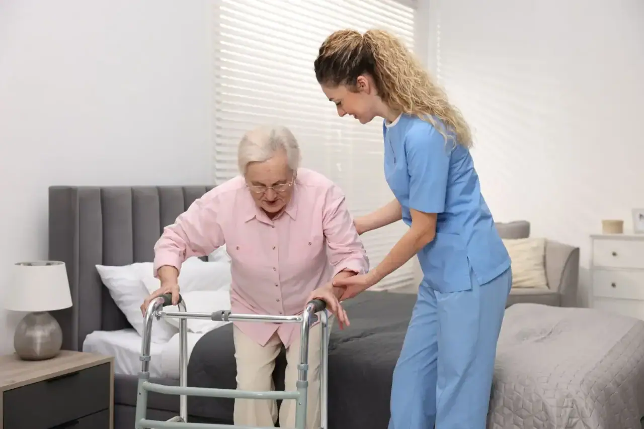 Pečovatelka v domově seniorů má náročnou práci.