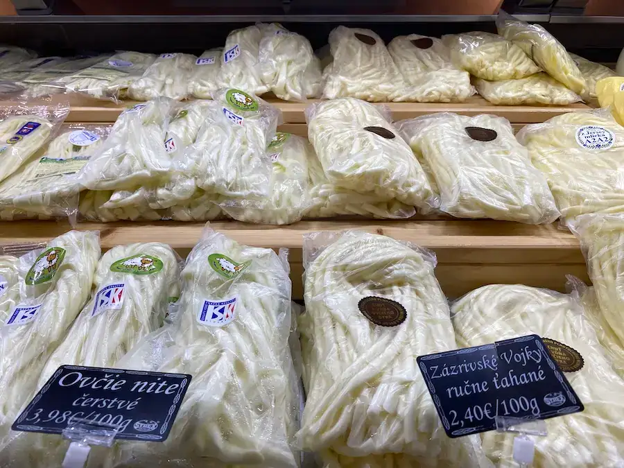 V prodejně Salaše Syrex jsou k dostání korbáčiky, parenice i další sýrové speciality.