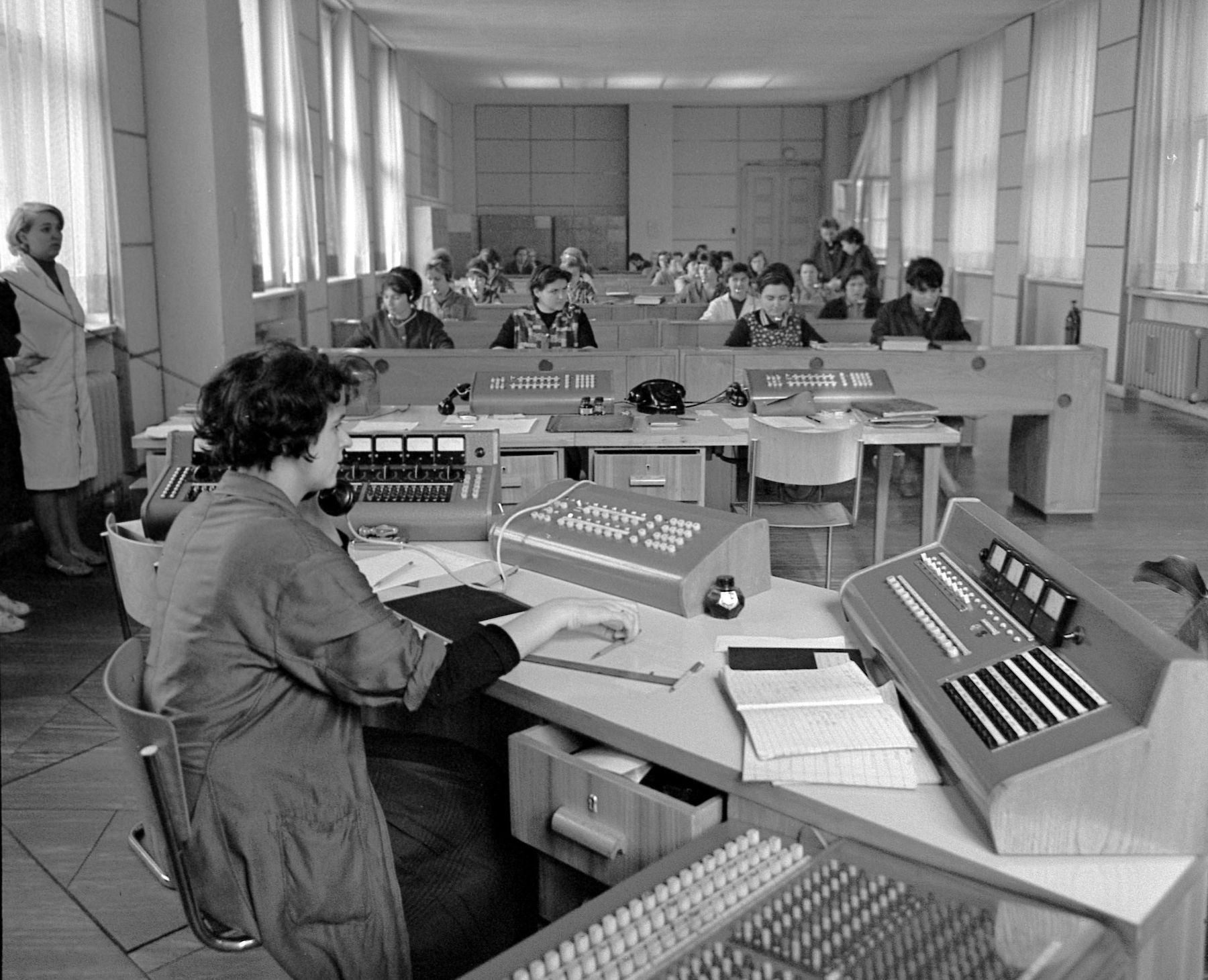Mezinárodní telefonní ústředna v Praze-Žižkově (1966).