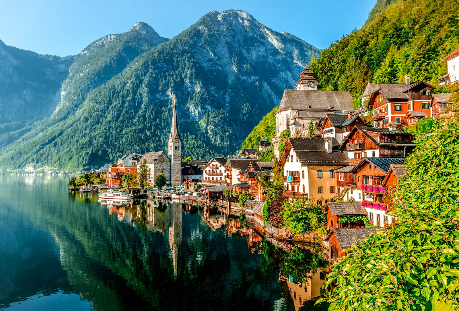 Do Hallstattu přijíždějí turisté z celého světa.