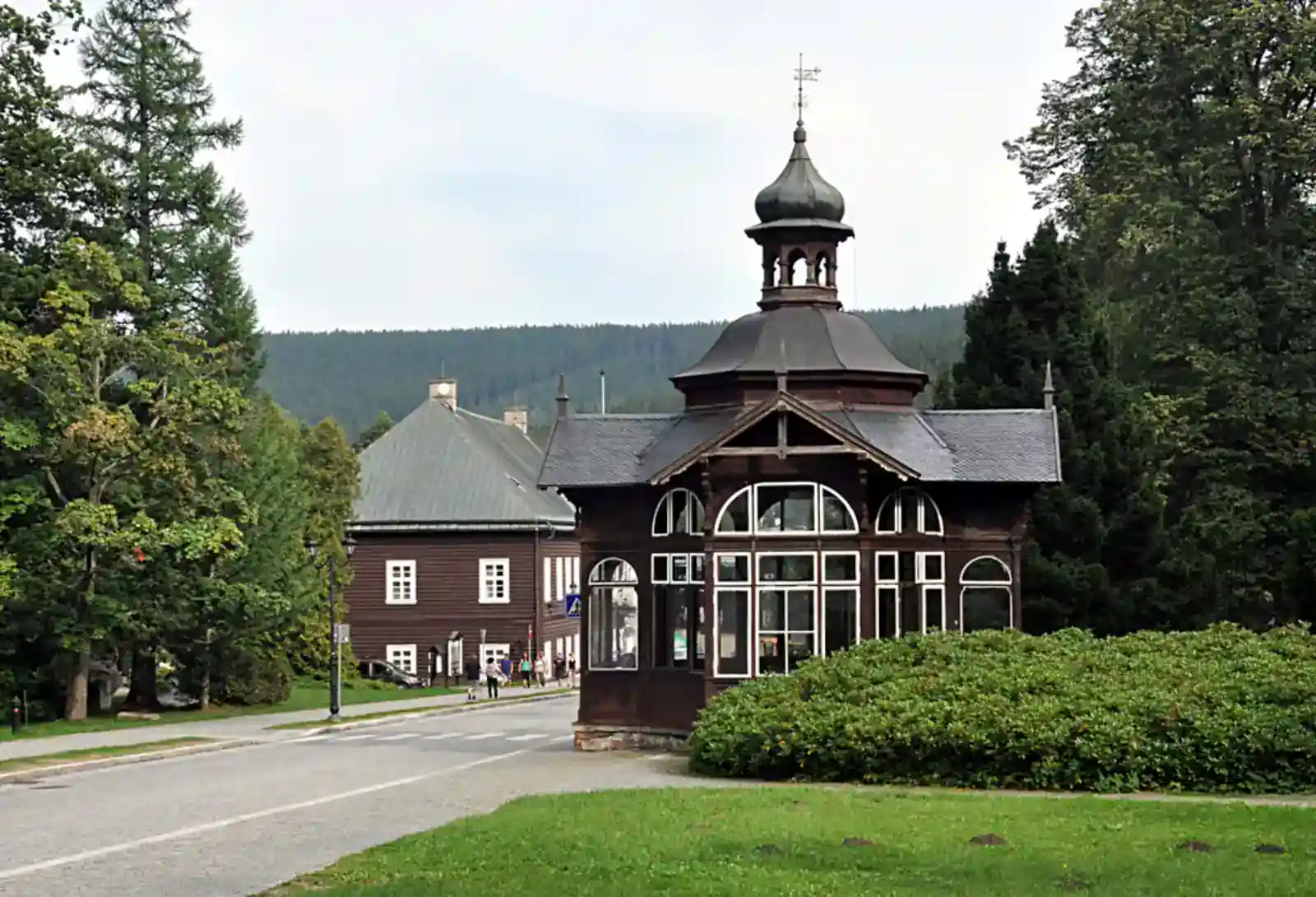 V Horských lázních Karlova Studánka se psychologická podpora spojuje s pohybem v lesích. 