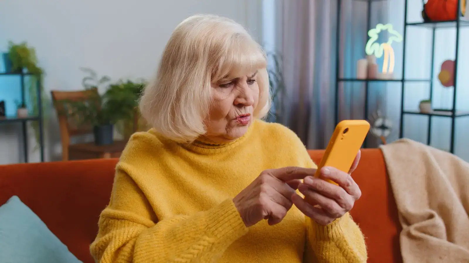 Seniorka hledá informace o příspěvku na kompenzační pomůcky.