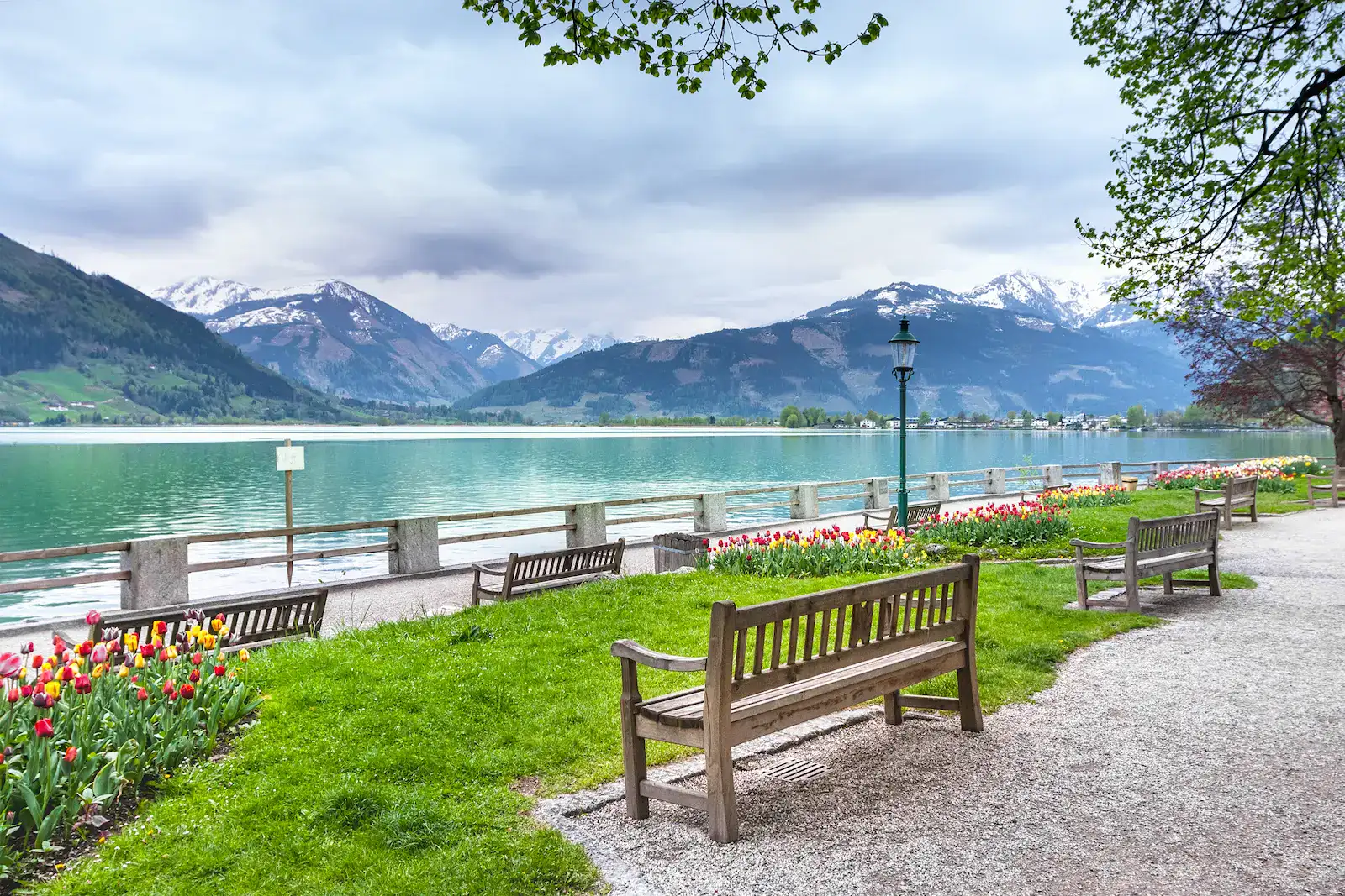 U jezera Zell am See je spousta laviček k odpočinku.