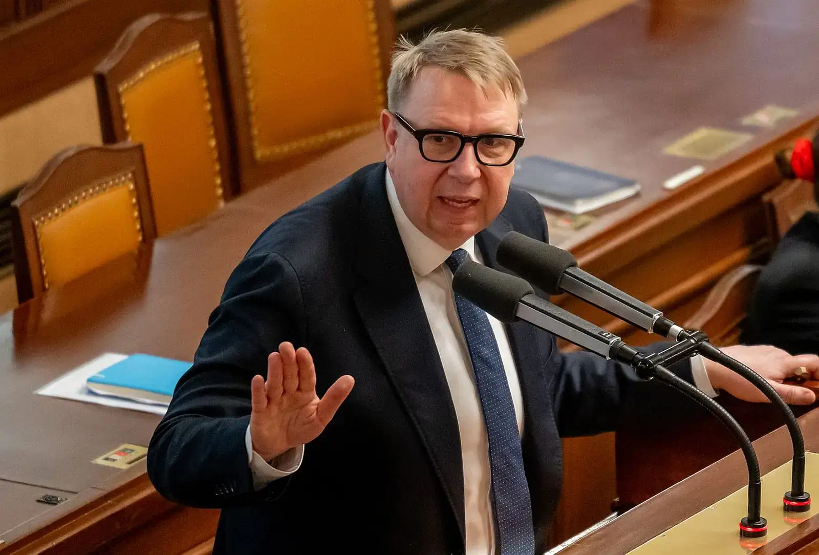 Ministr Aleš Juchelka hovoří před poslanci.