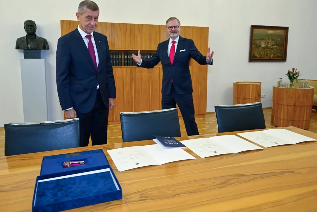 Petr Fiala (vpravo) za své vlády zavedl vyšší strop pro odchod do důchodu. Andrej Babiš jej slíbil po převzetí premiérské funkce zase vrátit zpět.