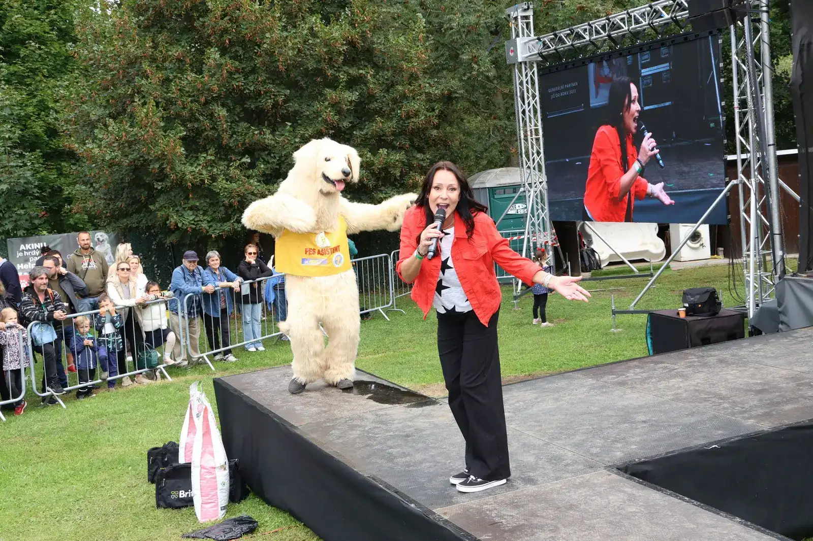 Heidi Janků zpívá na veřejné akci.