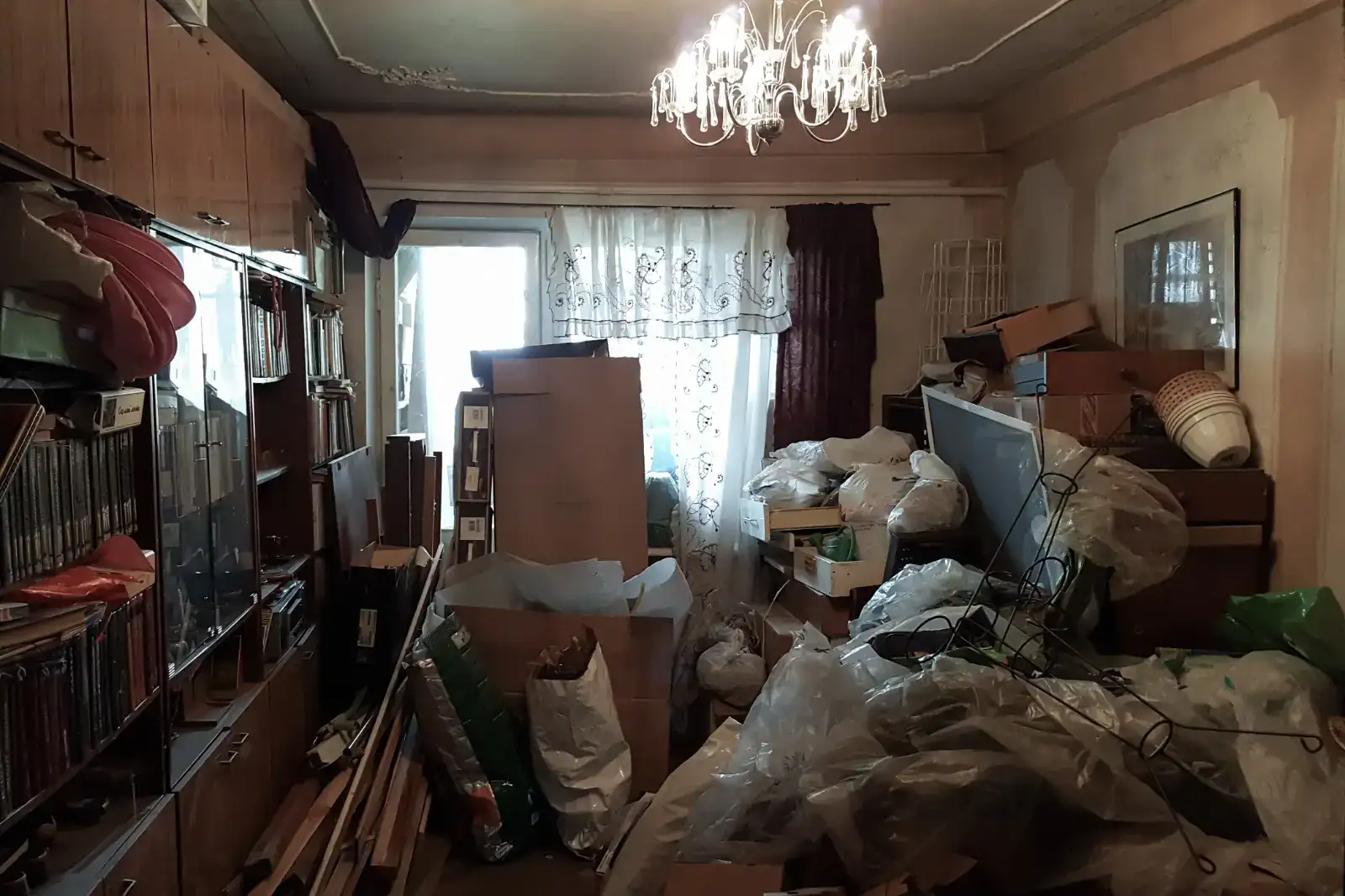 V extrémních případech může patologické hromadění zásadně komplikovat pohyb po bytě. 